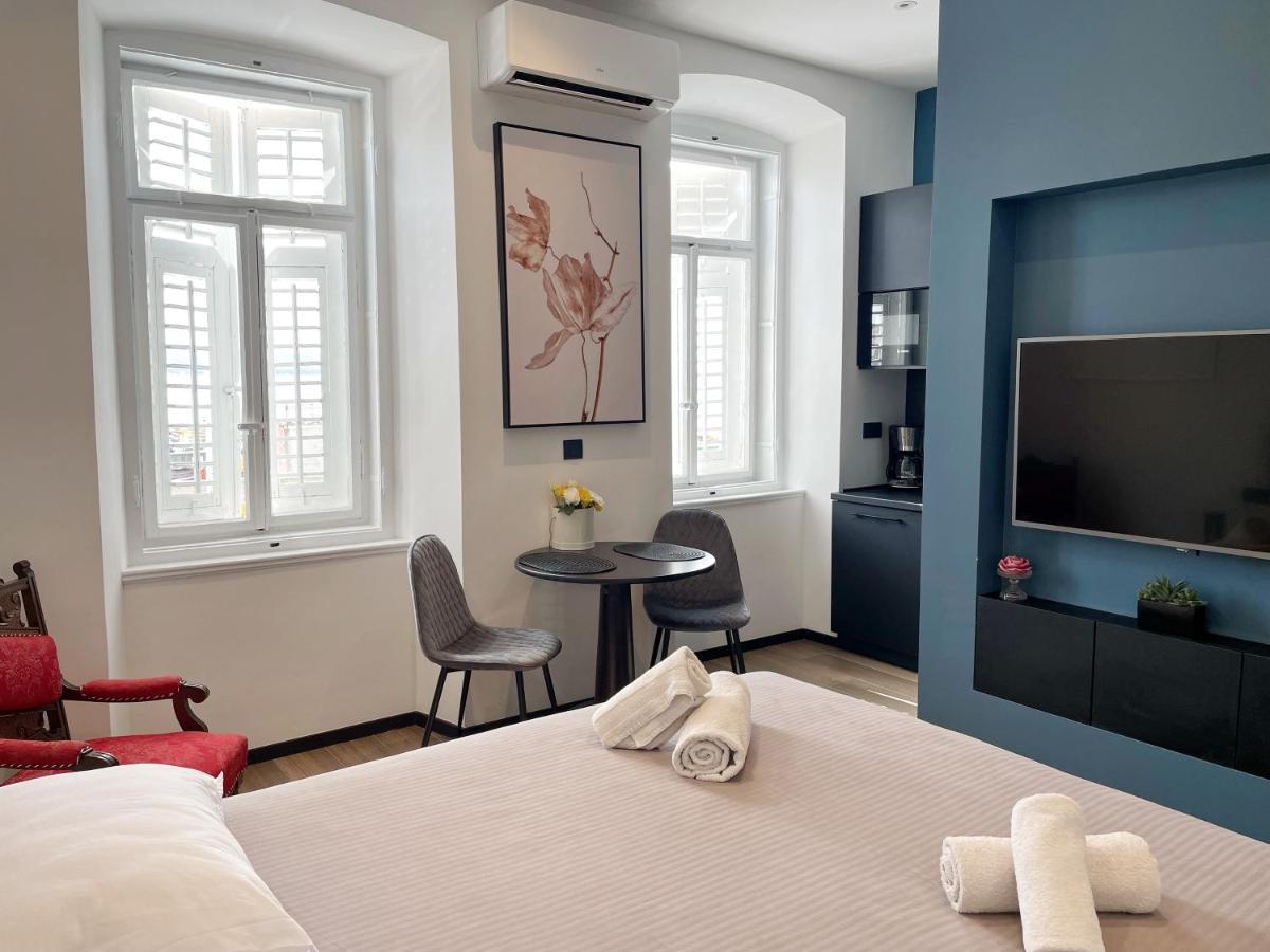 Navis City Apartments Pula Buitenkant foto