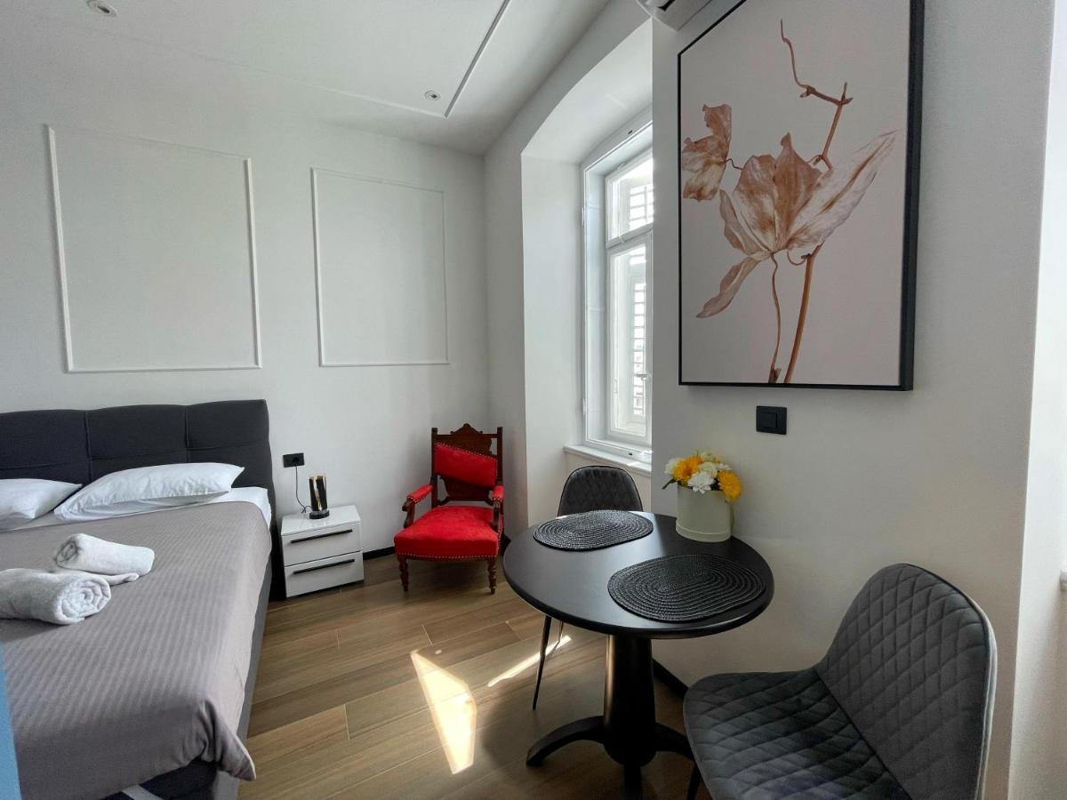Navis City Apartments Pula Buitenkant foto