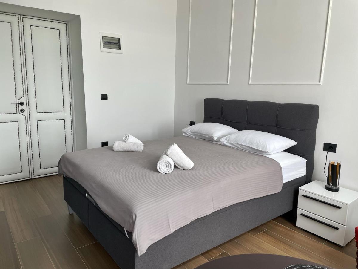 Navis City Apartments Pula Buitenkant foto